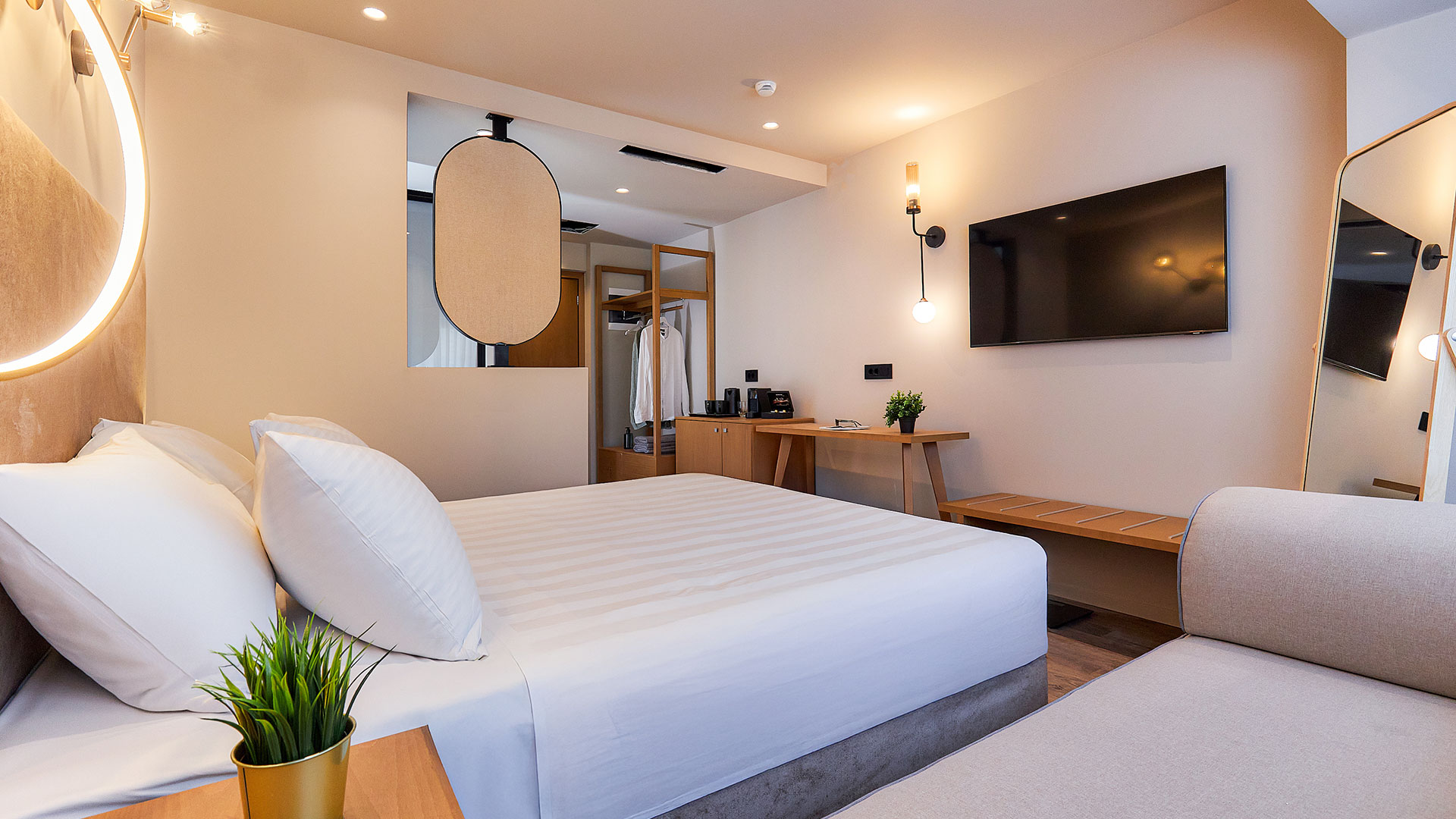 Enorme Epavli Boutique