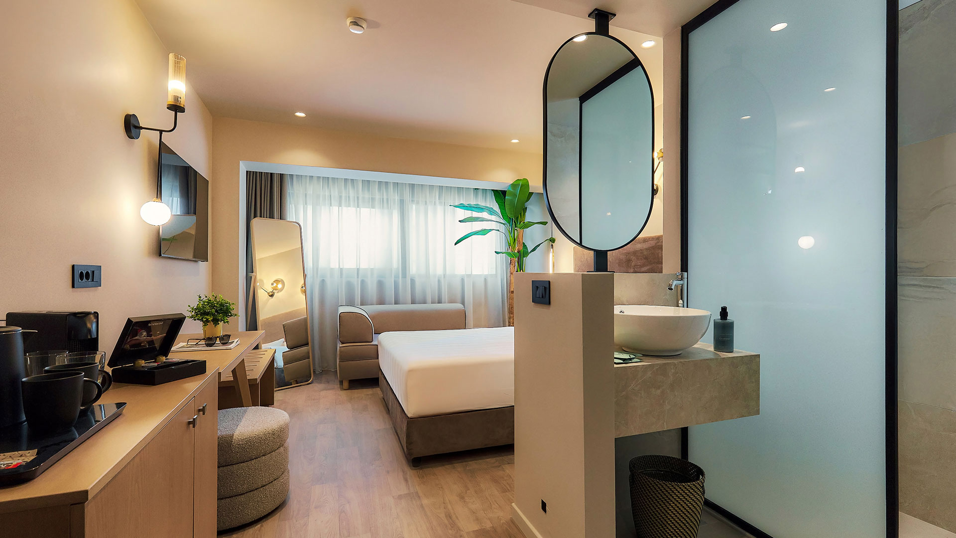 Enorme Epavli Boutique