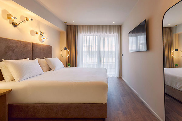 Enorme Epavli Boutique